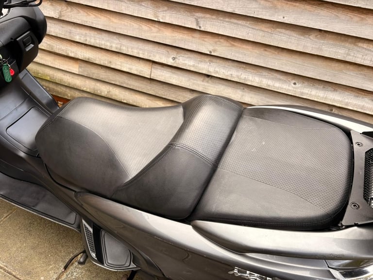 2010 / 10 Yamaha YP400 Majesty £1500 Silver 34049 miles.