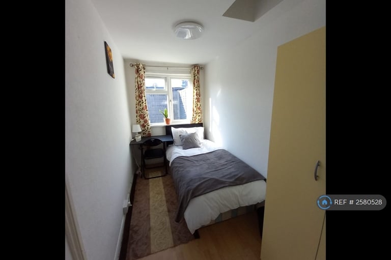 1 bedroom in Lodge Ave, Dagenham, RM8 (#2580528)