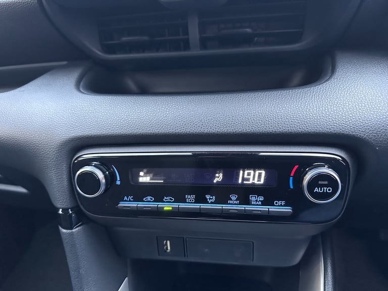 2022 Toyota Yaris 1.5 Hybrid Design 5dr CVT HATCHBACK Petrol/Electric Hybrid Automatic