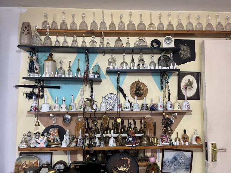 Extensive Vintage Bell Collection – Over 1,700 Pieces  (Hounslow, London)