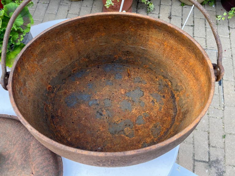 Antique Cast Iron Cooking Pot 