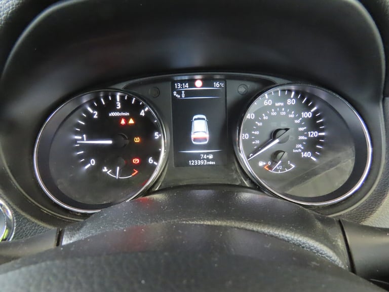 2015 Nissan Qashqai 1.5 dCi Tekna SUV 5dr Diesel Manual 2WD Euro 5 (s/s) (110