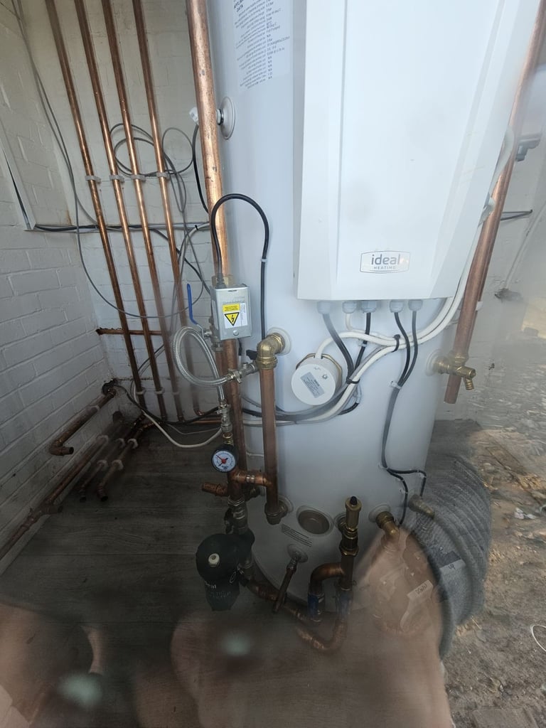 HARDLY USED 10KW Ideal Logic Air Monobloc air source heat pump & Water Cylinder