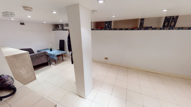 6 bedroom house in Senrab Street, London, E1