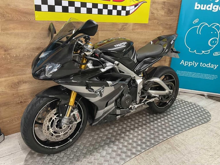TRIUMPH DAYTONA MOTO2 765