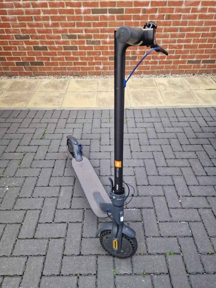Xiaomi MI 3 scooter with solid tires and Charger