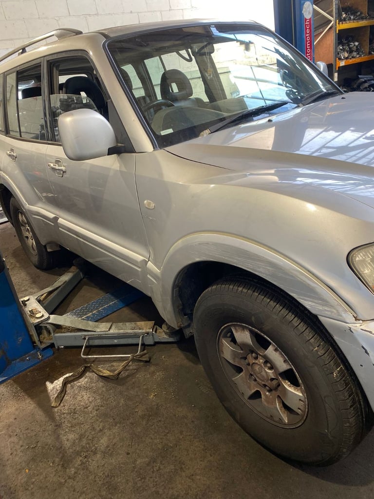 Mitsubishi Shogun 3.2L DI-D Elegance LWB – Automatic – 2003 – Silver