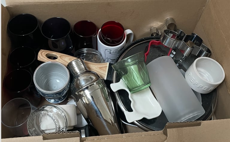 image for Box of kitchen accessories: cups, mugs, pan, cocktail shaker, etc