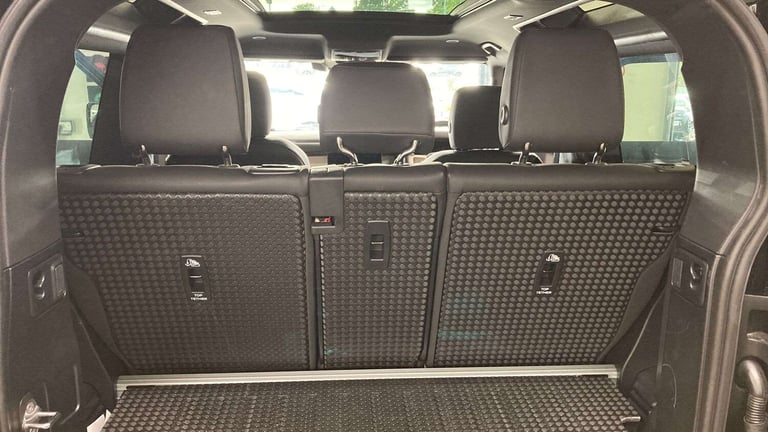 2025 Land Rover Defender 3.0 D250 X-Dynamic SE 90 3dr Auto ESTATE DIESEL Automatic