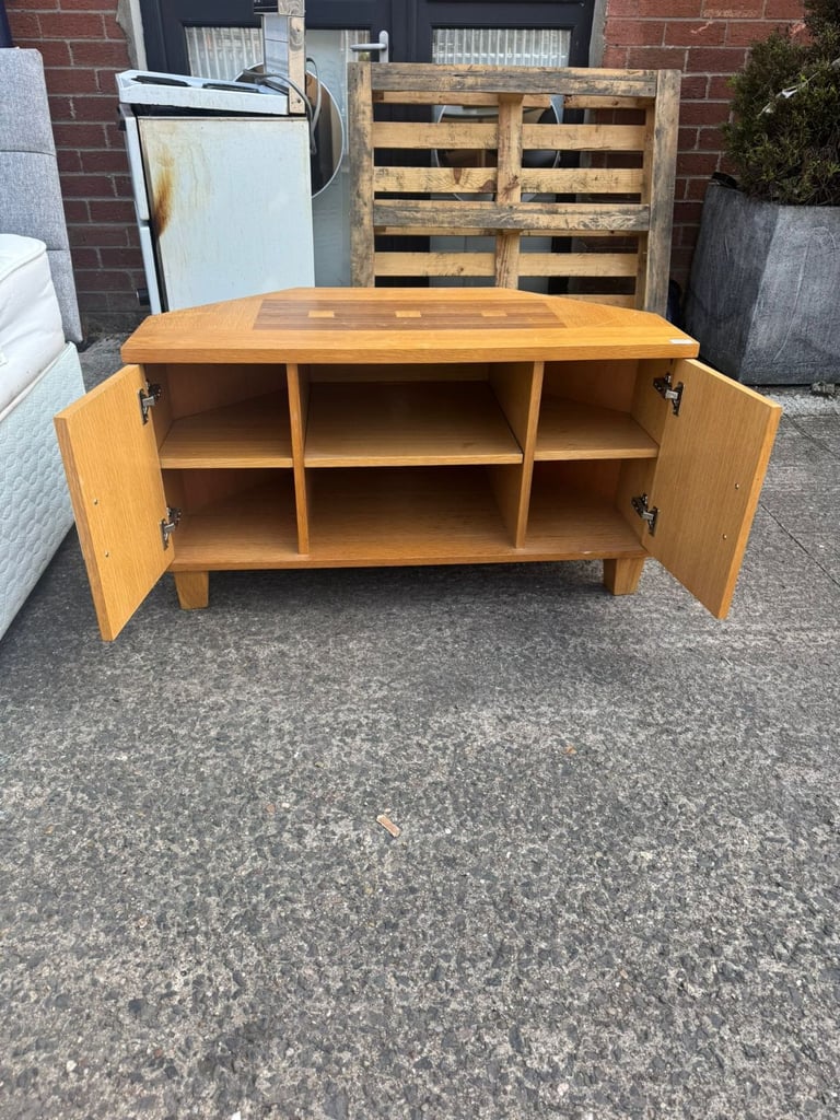 Pine TV unit, ref:19233 £30.00