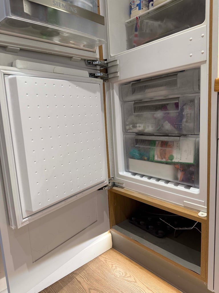 SIEMENS BUILT-IN FRIDGE FREEZER