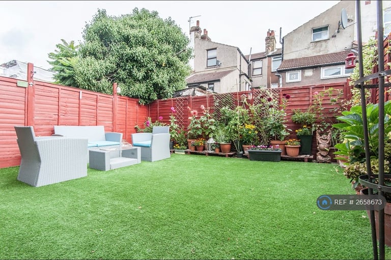 2 bedroom flat in Gilbey Road, London, SW17 (2 bed) (#2658673)