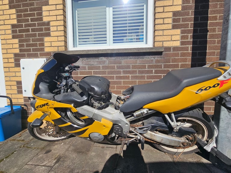 HONDA CBR600 F4 - SPARES OR REPAIRS - MOT EXPIRED