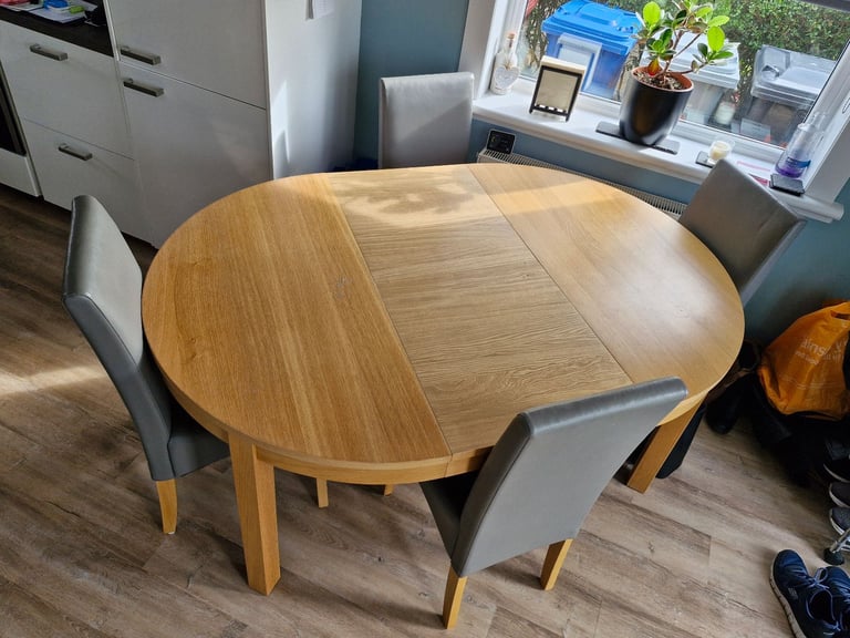 Dining table and 4 chairs 