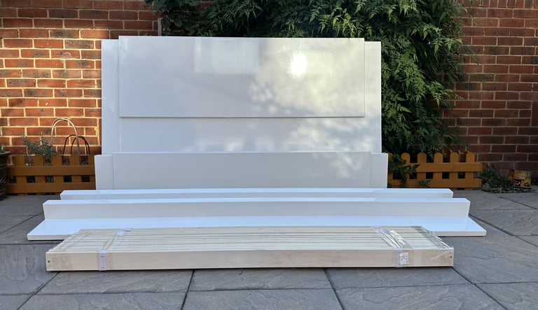 Lovely Julian Bowen Modern High Gloss 4ft6 Double Size Bed Frame – Superb Condition