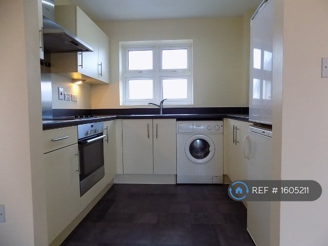 2 bedroom flat in Gray Court, Stevenage, SG1 (2 bed) (#1605211)