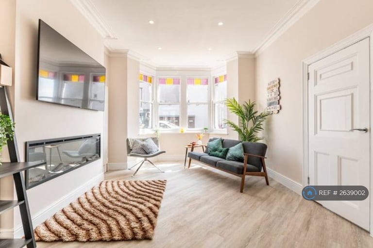 2 bedroom flat in San Remo Parade, Westcliff-On-Sea, SS0 (2 bed) (#2639002)