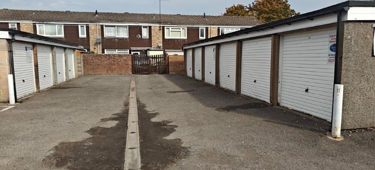 Garage/Parking/Storage to rent: Lyndhurst Avenue, Aldershot, GU11 3RW - NEW ROOFS & DOORS