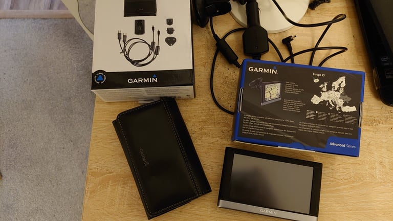 Garmen UK and Europe maps Sat nav with trafiic data/BT/touchscreen. Boxed. Includes travel pack.