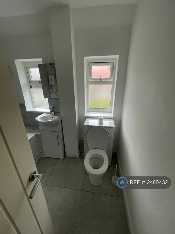 3 bedroom house in Neath Road, Walsall, WS3 (3 bed) (#2485432)