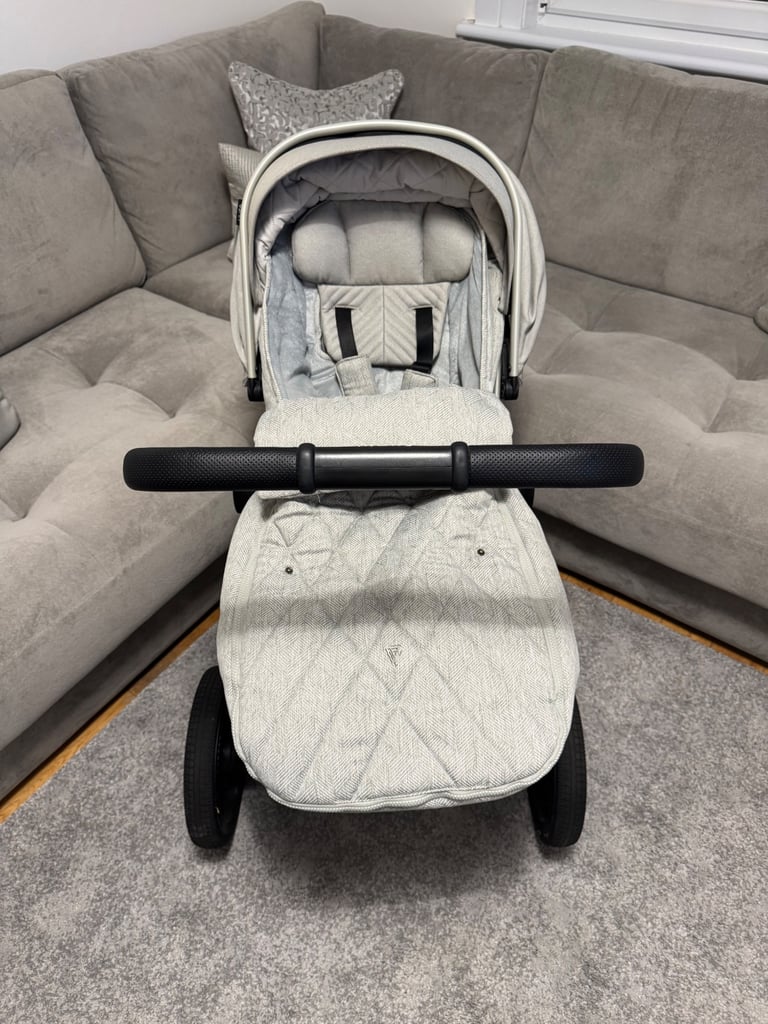 Grey Venicci Upline Pram