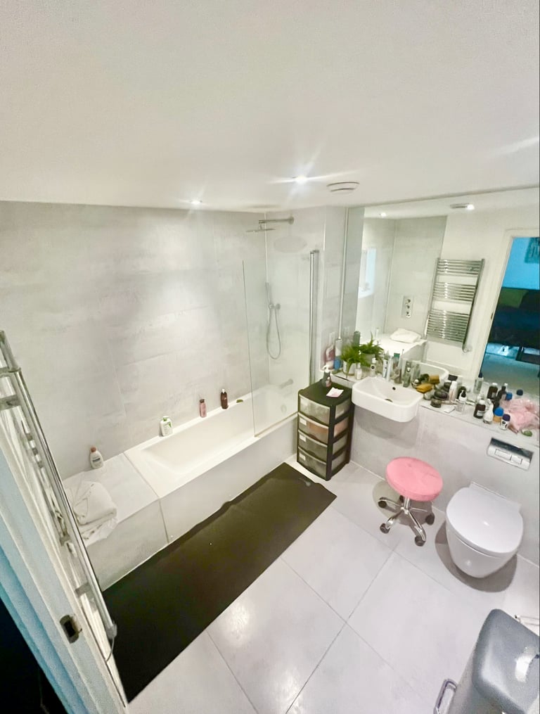 2 bathroom , 2 bedroom, Ensuite and 35% DISCOUNTED to have nice flatmate.