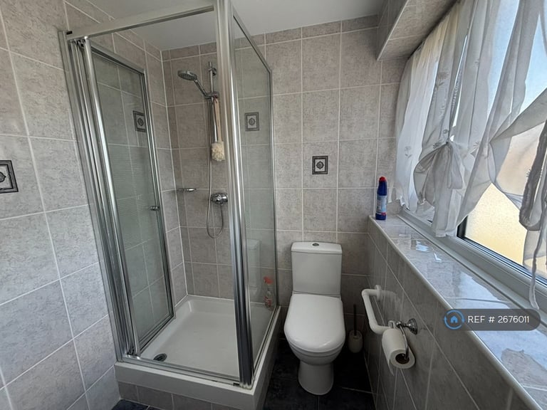 2 bedroom flat in Queens Road, Frinton-On-Sea, CO13 (2 bed) (#2676011)