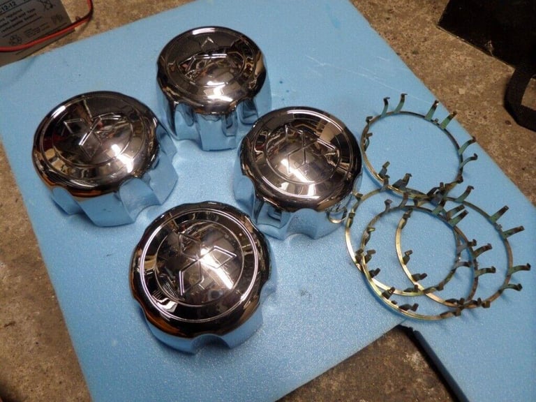 image for Mitsubishi shogun/pajero alloy wheel centre caps and retainer rings