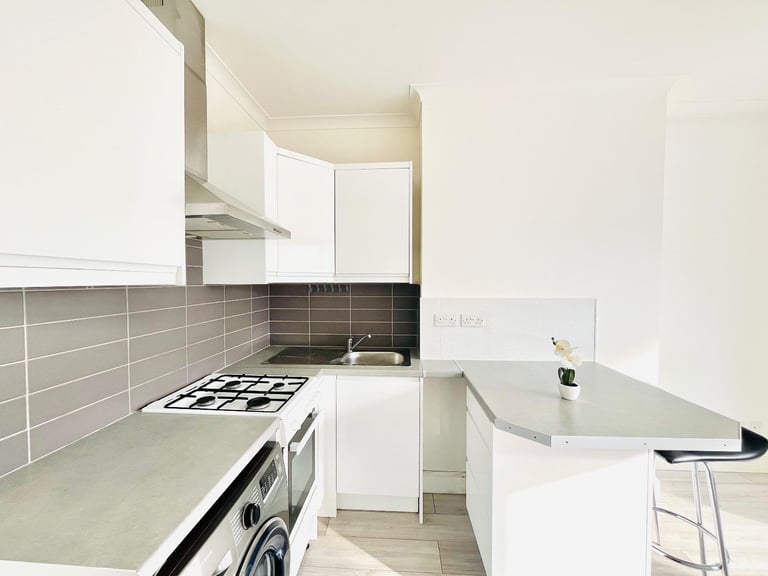 spacious one bedroom flat ideal for single & couple closeto Jubilee line