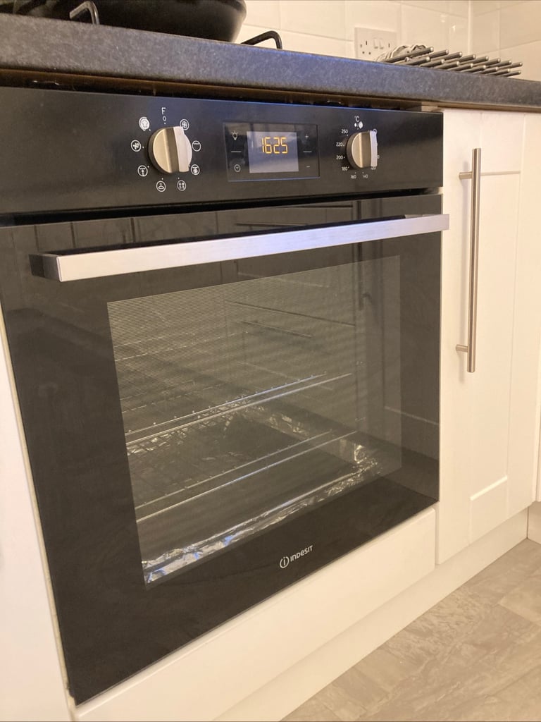 Indesit IFW6340BLUK electric fan single oven black