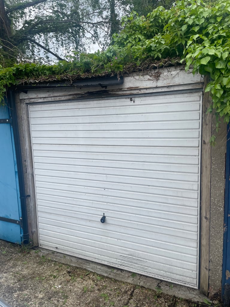 Spacious Garage for Rent in East London – Perfect for Parking or Storage!