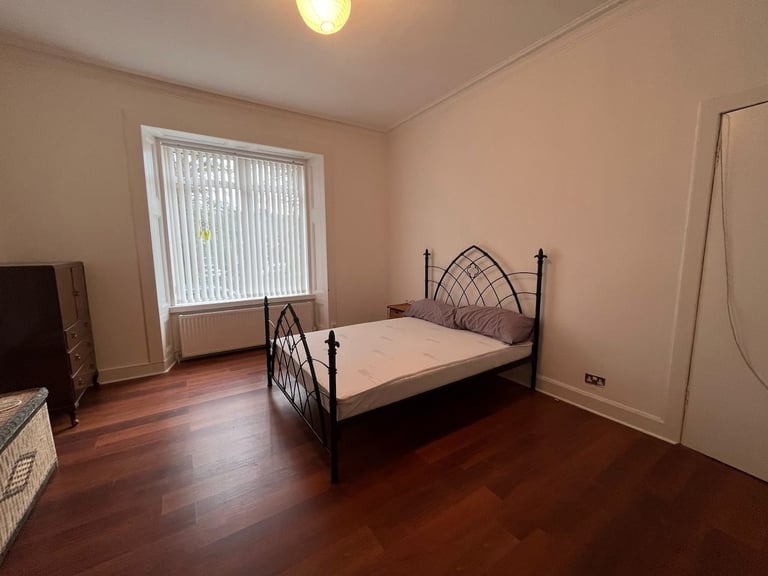 Uphall - 3 Bedroom, huge ground floor flat - Bright & Sunny - partially furnished 