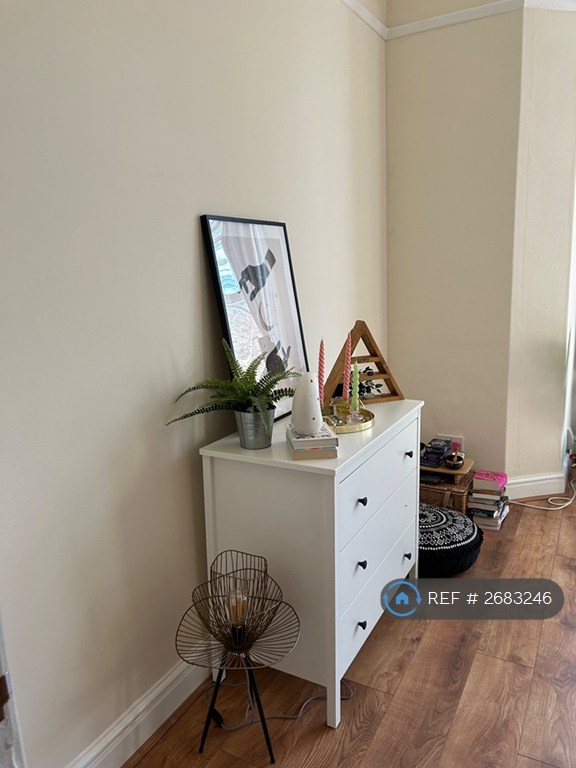 1 bedroom flat in Parkfield Road, Aigburth, Liverpool, L17 (1 bed) (#2683246)