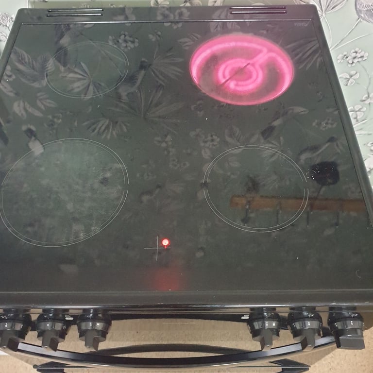 Indesit id67v9  electric cooker  approx  2. Years old 