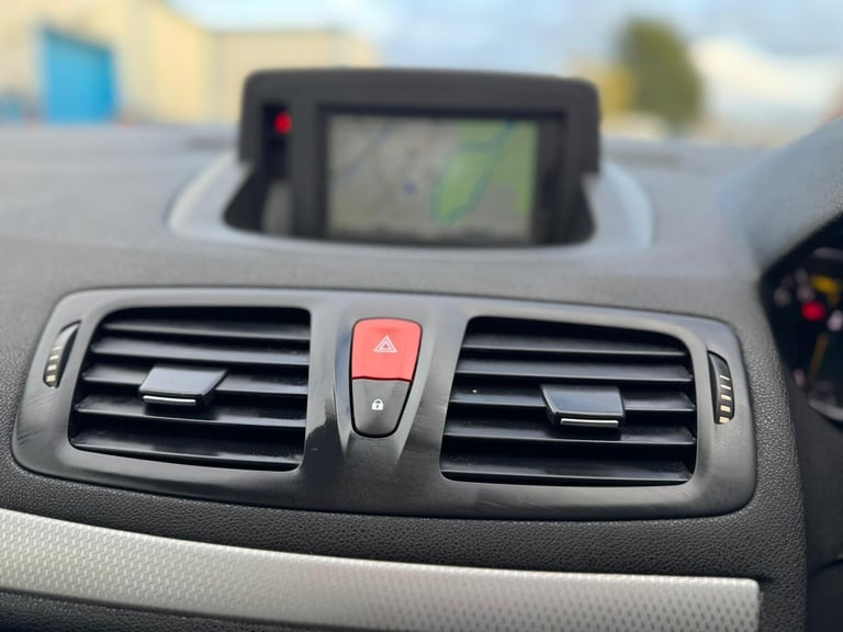 2011 Renault Megane 1.6 16V Dynamique TomTom Euro 5 5dr HATCHBACK Petrol Manual