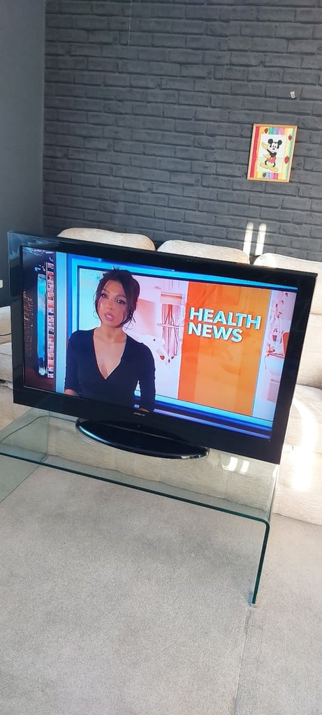 46 inch Hitachi Freeview Tv