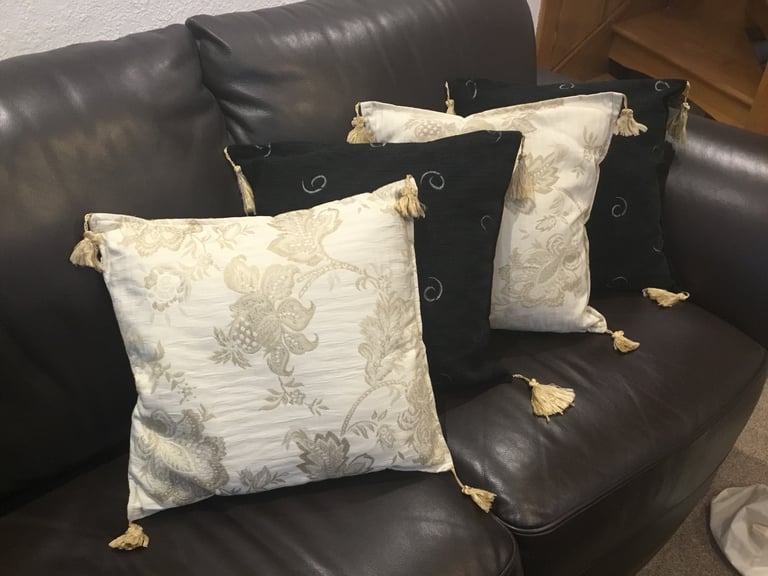 image for Set of 4 cushions in very good condition