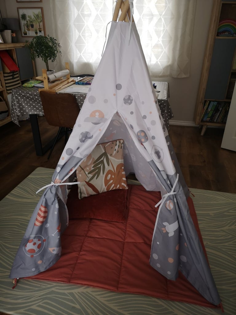 Kid's Tepee tent - space themed (like new)