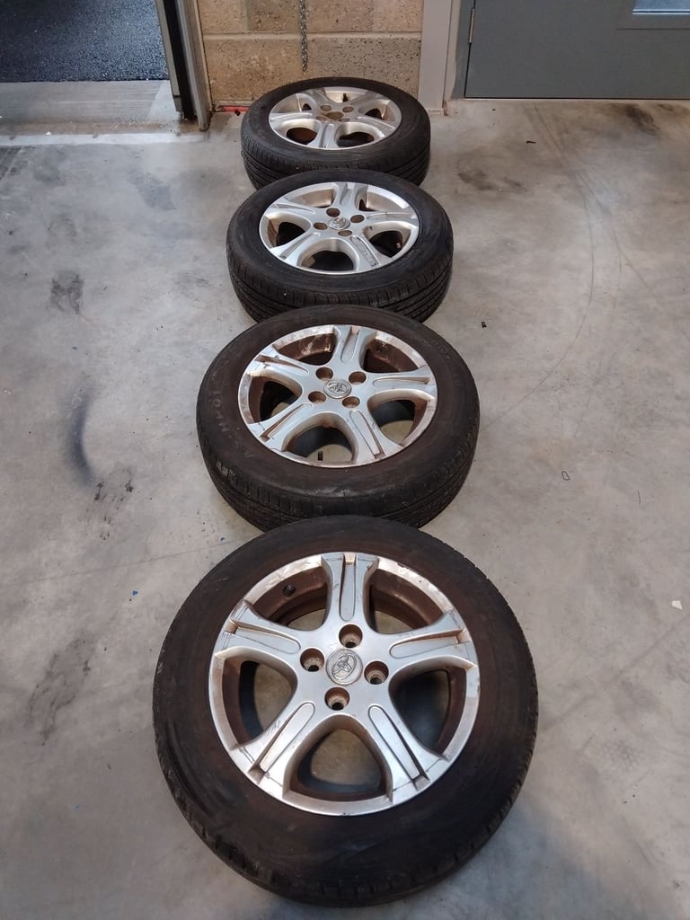 Toyota Yaris alloys with 185/60 R15 Tyres