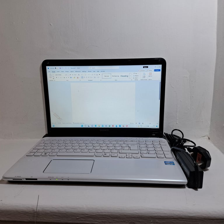 Sony Vaio SVE151J13M 15.6 Inc Intel-Core i5 CPU Win 11 Prof. with Activated 2024 Office 356 Laptop.