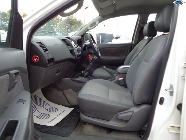 TOYOTA HILUX 2.5 D-4D HL2 White Manual Diesel 2012