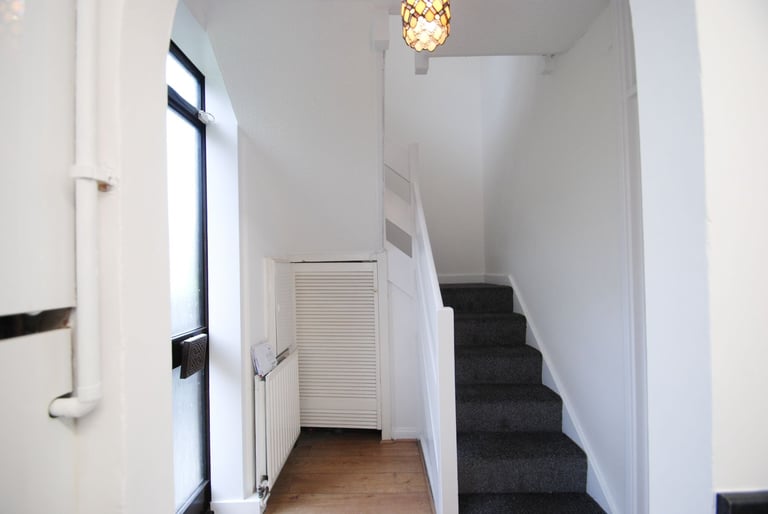 Two bedroom ground floor ex-local maisonette E14