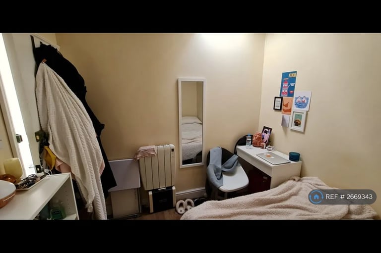 3 bedroom flat in St. Mary Road, London, E17 (3 bed) (#2669343)