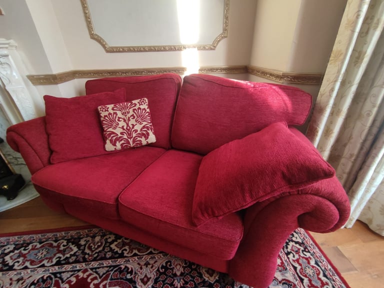 BEAUTIFUL SOFA 3 & 2 SEATER + CUSHIONS + LARGE MATCHING RUG **EXCELLENT CONDITION ** WASHABLE 