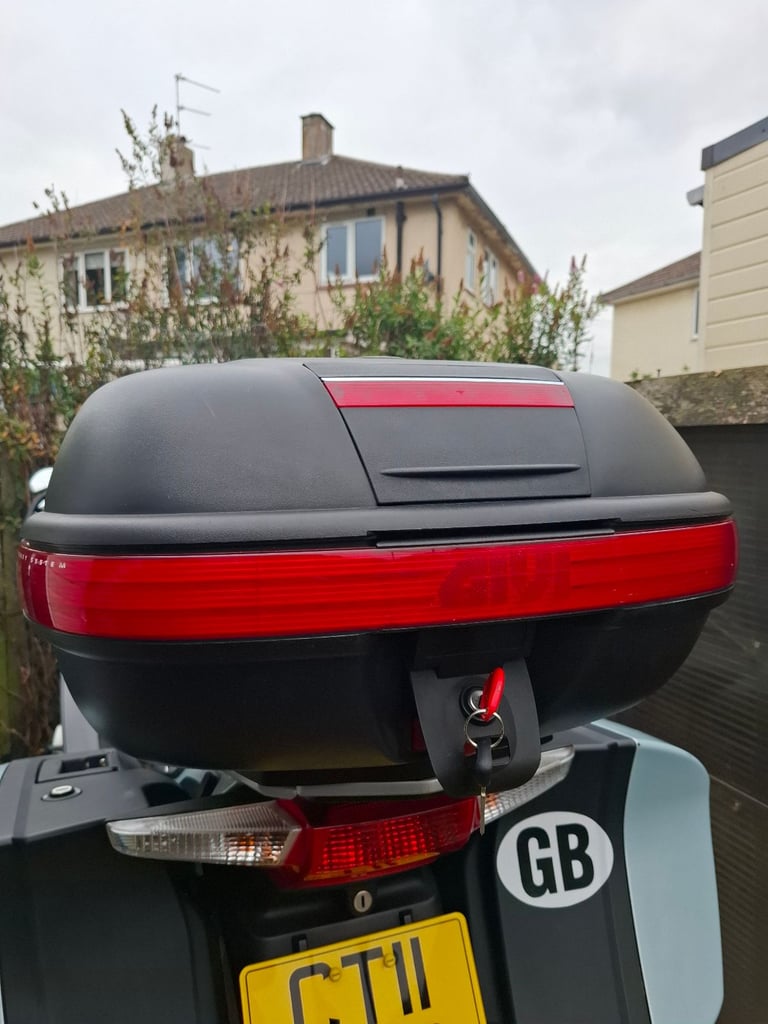 Givi monokey tmotorcycle top box with plate and fixings