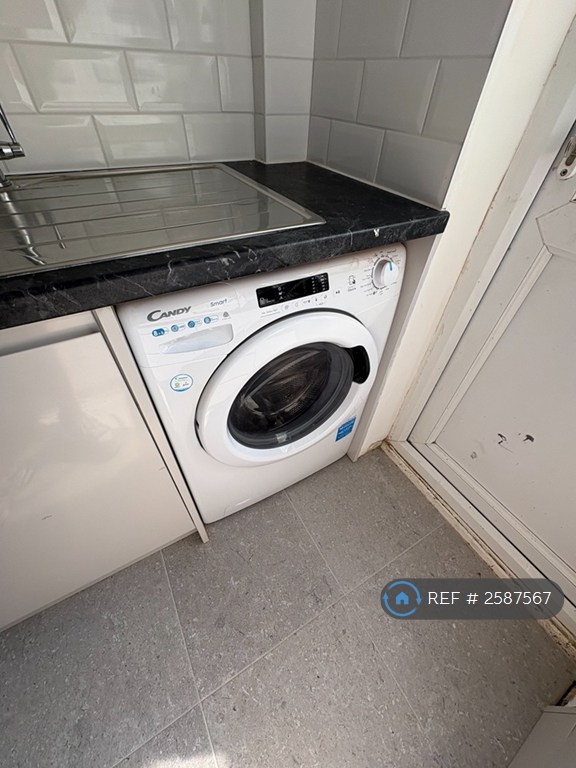 5 bedroom house in Wakemans Hill Avenue, London, NW9 (5 bed) (#2587567)