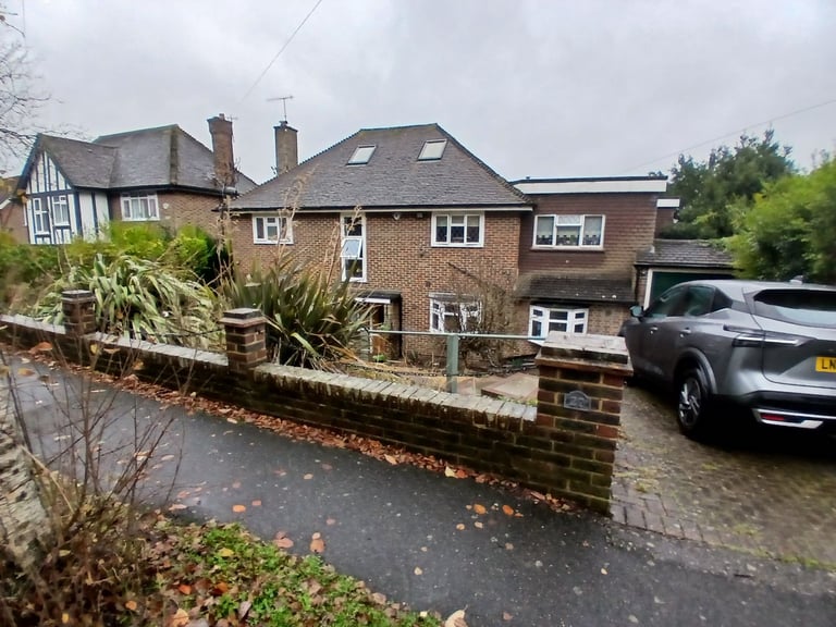 Large Double Room With en suite WC and ALL BILLS INCLUDED in Purley