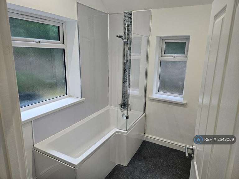 2 bedroom flat in Clarence Street, Pontypool, NP4 (2 bed) (#2643059)