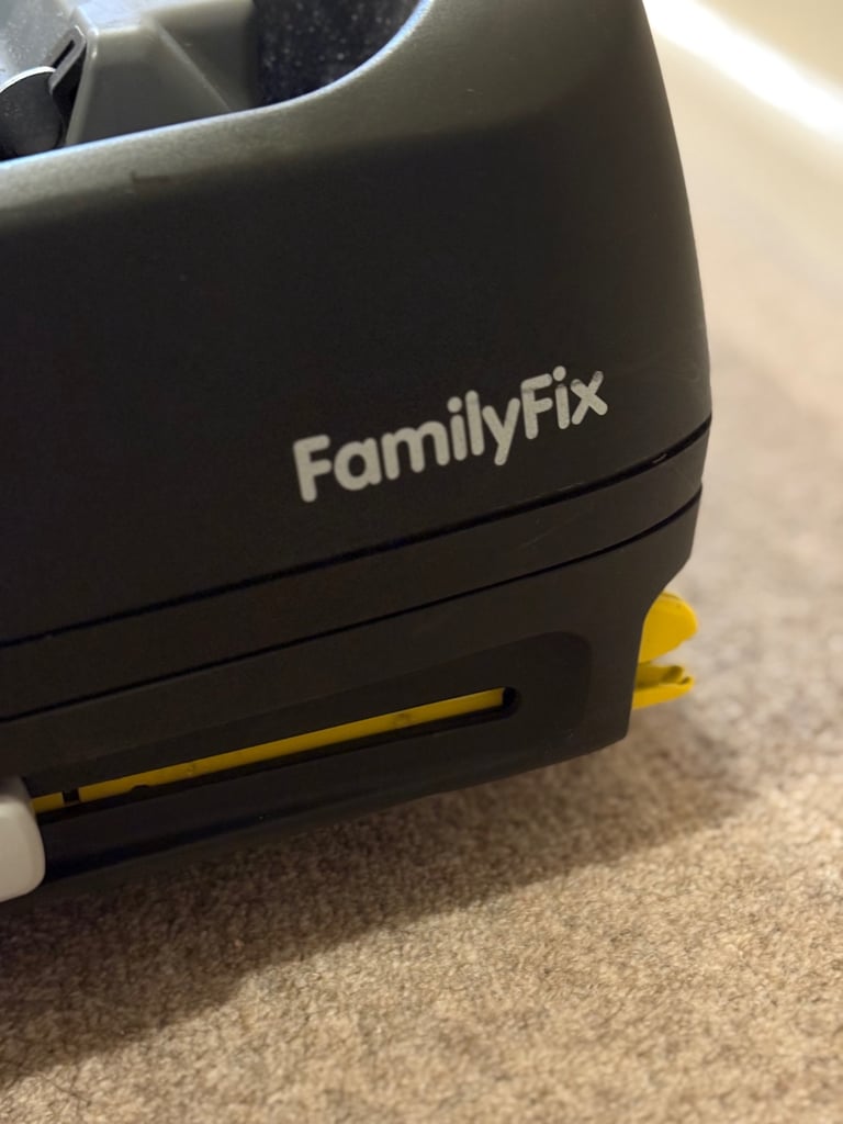 Maxi Cosi car seat and Isofix familyfix base