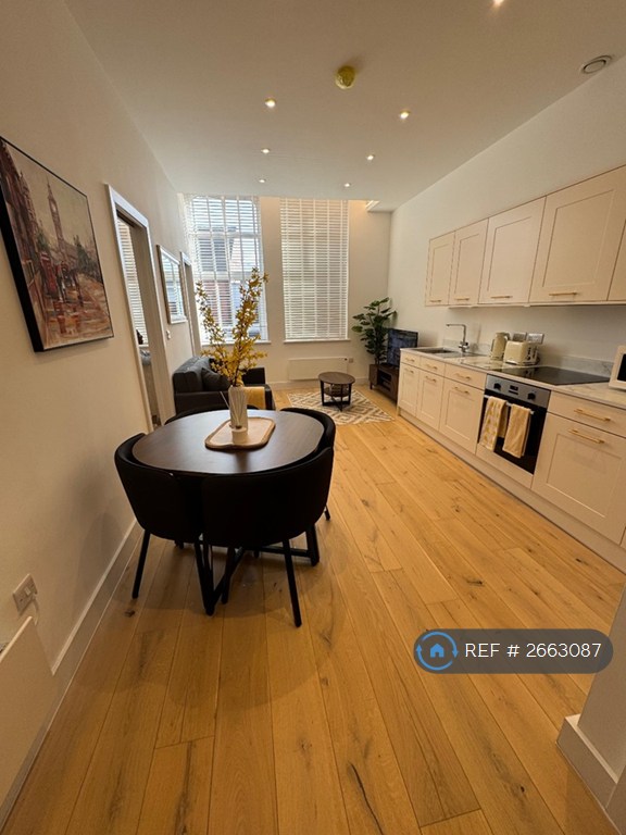 1 bedroom flat in Northenden Road, Sale, M33 (1 bed) (#2663087)